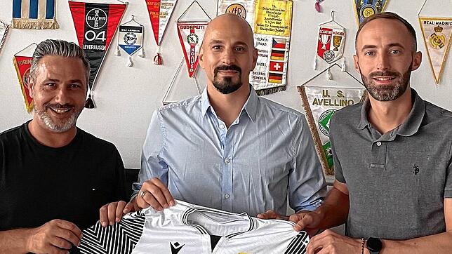 Aus Solo wird Duo: Sportkoordinator Joachim Sperker (links) freut sich, dass für die 2. Mannschaft zum bisherigen Trainer Sascha Rueb ...