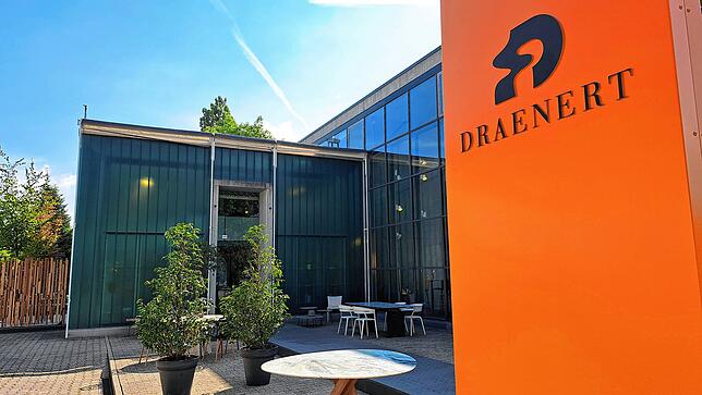 Die Orangerie neben den Fertigungshallen ist der Ausstellungsraum des Unternehmens.