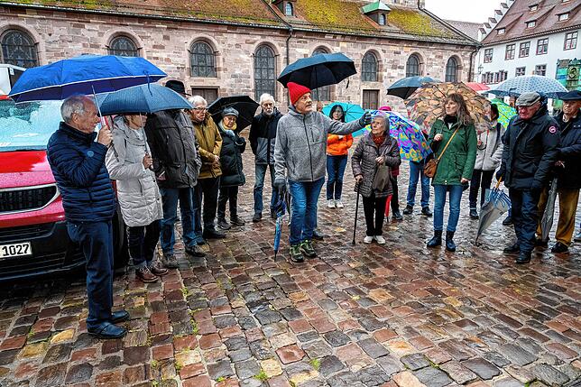 Gunther Schwarz erzählt die Geschichte der Juden in der Stadt .seit dem Mittelalter, hier bei der Stolpersteinverlegung in der ...