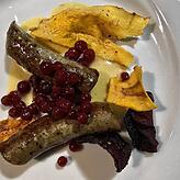 Andreas Liebich, „Johanniter-Kreuz“, Überlingen-Andelshofen: Hausgemachte Rehbratwurst mit Gänseleberschaum und Wildpreiselbeeren.