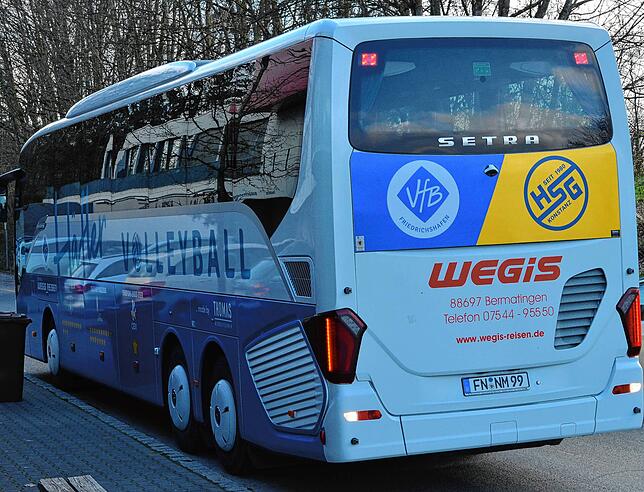 Tatsächlich, das können ja nur die Häfler Volleyball-Profis sein: Der VfB-Mannschaftsbus schiebt sich rückwärts auf den Schulhof.