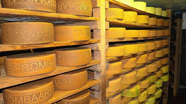 Hier bekommt ein jeder Appetit auf leckeren Käse: Im Keller warten die Hartkäse-Laibe, bis sie den richtigen Reifegrad erhalten. Dreimal ...