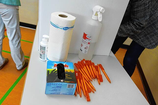 Desinfektionsmaterial an der Urne.