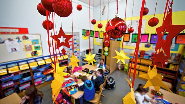 Schüler werden dieses Jahr coronabedingt früher in die Weihnachtsferien starten als üblich. Das stellt manche Eltern vor Herausforderungen.