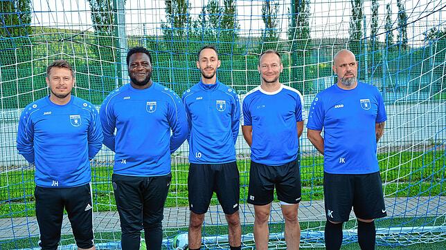 Die Trainer und Neuzugänge des FV Möhringen (von links): Chefcoach Heinz Jäger, Ali Koch (FV Tiefenbronn), Loris Barroi (SC 04 ...
