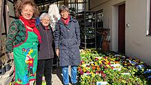 Luise Mitsch (von links) und die Kolleginnen Karin Langer sowie Anita Heuberger lassen Senioren in Konstanzer Heimen Blumen zukommen.