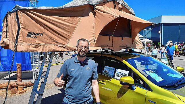 Sieht für manche komisch aus, scheint aber nachgefragt: Peter Roth vom gleichnamigen Autohaus ist begeistert vom Camping auf dem ...
