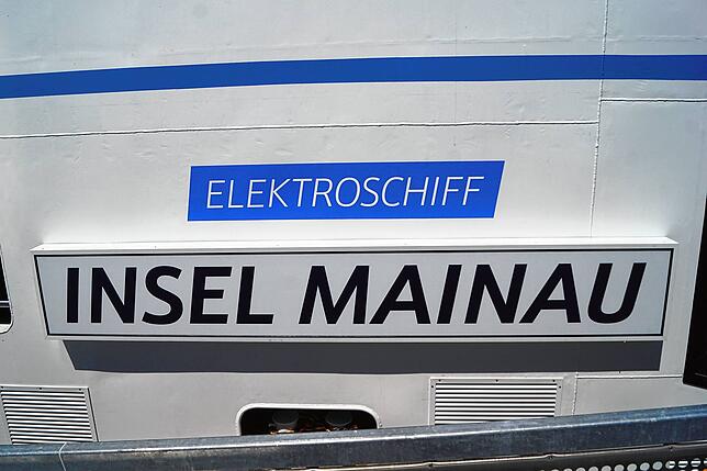 Stolz prangt der Schriftzug „Elektroschiff Insel Mainau“ am Schiffsrumpf.