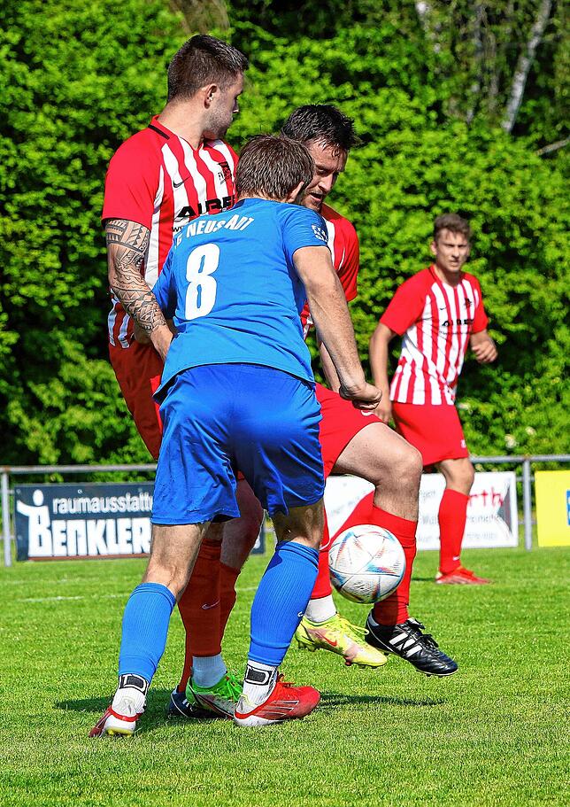 Bild 3: Die besten Bilder vom Duell zwischen FV Walbertsweiler-Rengetsweiler und FC Neustadt