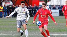 Leon Sattler, hier im Duell gegen den SV Stadelhofen, bleibt langfristig beim 1. FC Rielasingen-Arlen.