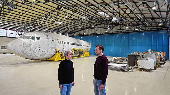 Dominique Hipp und Steffen Krautzig von der Bundeszentrale für politische Bildung in der künftigen Ausstellungshalle der „Landshut“ am ...