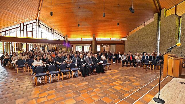 Zahlreiche Gäste waren zur Verabschiedung von Andreas Harder in die evangelische Versöhnungskirche in Waldshut gekommen. Dekan Markus ...