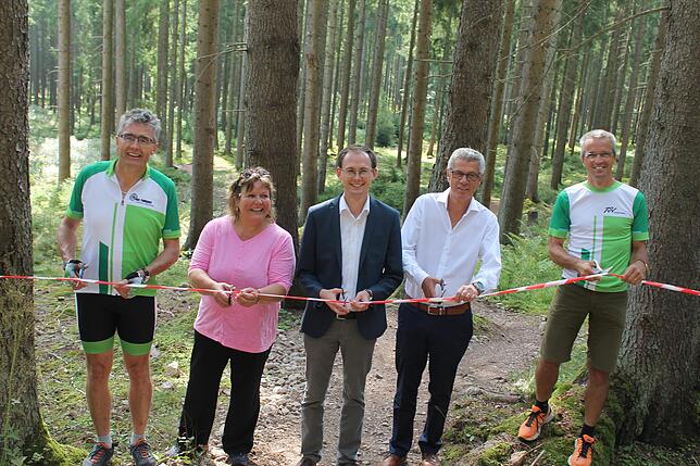 Der Heidenloch-Bikepark ist eröffnet (von links): Ideengeber Wilfried Hepting, die Landtagsabgeordnete Martina Braun, Bürgermeister ...