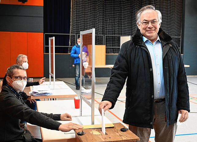 Bernhard Boll, AfD-Kandidat für die Landtagswahl in Baden-Württemberg 2021, gibt am Sonntag, 14. März, seine Stimme im Wahllokal im ...