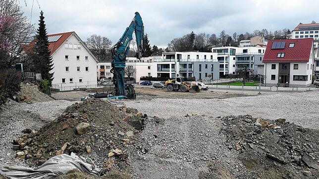 Aktuell ist die Baugrube am Mühlweg zu sehen, mit einem ungewohnten Blick auf die Umgebungsbebauung.