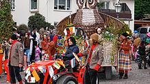 Die Hagnauer Eulen führen mit ihrem Wagen den Umzug durch Hagnau an. Anlass ist das 111-jährige Bestehen des Vereins und tausende ...