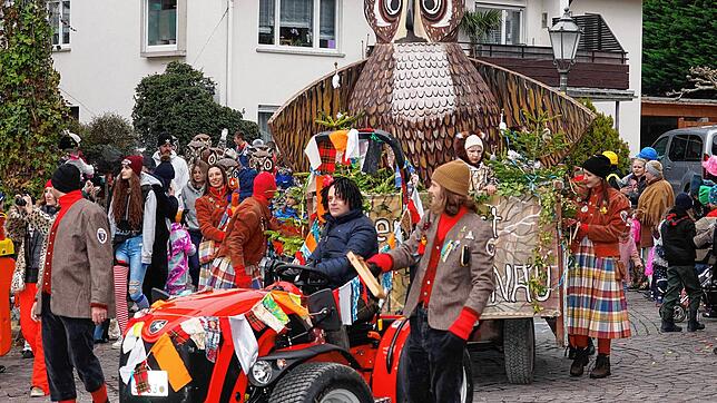 Die Hagnauer Eulen führen mit ihrem Wagen den Umzug durch Hagnau an. Anlass ist das 111-jährige Bestehen des Vereins und tausende ...