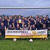 Die SG Dettingen-Dingelsdorf gewinnt den Ü35-Bezirkspokal und lässt sich nach dem Spiel ausgelassen feiern.
