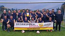 Die SG Dettingen-Dingelsdorf gewinnt den Ü35-Bezirkspokal und lässt sich nach dem Spiel ausgelassen feiern.