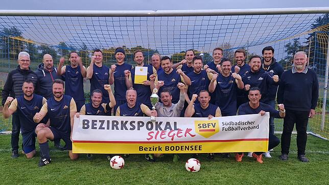 Die SG Dettingen-Dingelsdorf gewinnt den Ü35-Bezirkspokal und lässt sich nach dem Spiel ausgelassen feiern.