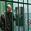Kommissar hinter Gittern? Micha Oberländer (Matthias Koeberlin) hört Miriams Mailboxansage ab, die speziell für ihn ist.