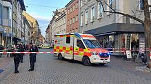 Flatterband, Polizeiautos und der Rettungsdienst: In der Konstanzer Altstadt hat am Mittwochnachmittag, 18. Dezember, ein Raubdelikt zu ...