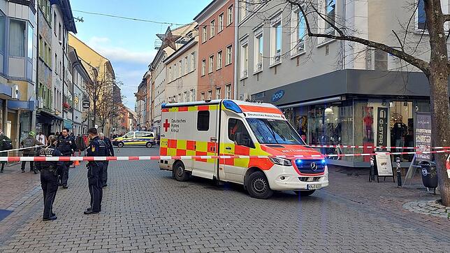 Flatterband, Polizeiautos und der Rettungsdienst: In der Konstanzer Altstadt hat am Mittwochnachmittag, 18. Dezember, ein Raubdelikt zu ...