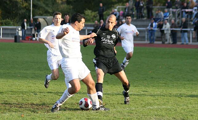 Rückkehr: Mit dem FC Steinen-Höllstein gastierte Tolga Polat, hier im Duell mit Ugur Sucular (links) und Michael Rudigier (dahinter), im ...