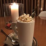 Ein leckeres Getränk für die Weihnachtszeit: Rosmarin-Schokolade.