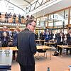 Sven Hinterseh ist alter und neuer Landrat des Schwarzwald-Baar-Kreises. Von den Kreisräten gibt es dafür stehenden Applaus.