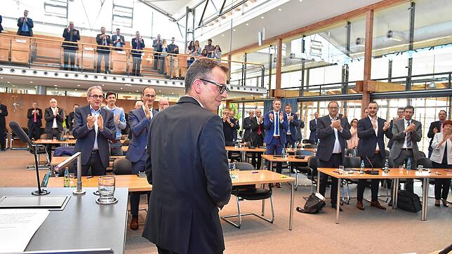 Sven Hinterseh ist alter und neuer Landrat des Schwarzwald-Baar-Kreises. Von den Kreisräten gibt es dafür stehenden Applaus.