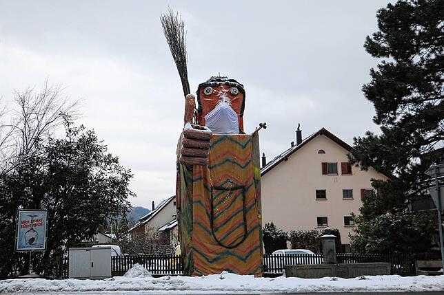 In Kaisten haben die Narren pünktlich zum 1. Faissen, 28. Januar, die traditionellen Fasnachtsfiguren entlang der Dorfstrasse ...
