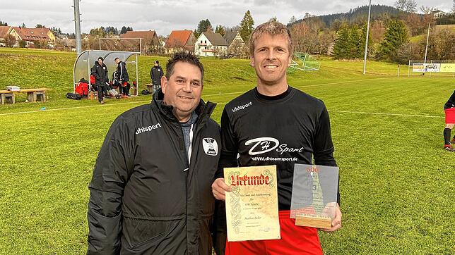 Mathias Zeller (rechts) bestritt am Samstag gegen den SSC Donaueschingen sein 600. Spiel für den SV Öfingen. Dafür wurde er von Thomas ...