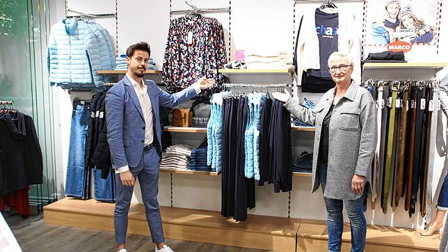 Center-Manager Nico Schneider und Dolores Silber, Filialleiterin Marco Moden, freuen sich, dass das Modegeschäft seine Fläche im ...