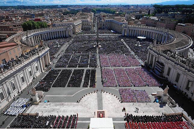 Der Blick auf den Petersplatz während der Beerdigungszeremonie, vorne steht der Sarg von Papst Franziskus.