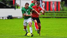 Der VfR Stockach (links Andreas Schafhäutle, hier im Duell mit Sven Faude vom SC Gottmadingen-Bietingen) spielt am Mittwochabend im ...