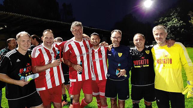 Rheinfelder Fußball-Legenden: Nach dem Spiel waren sie alle vereint und genossen die Erinnerungen an die alten Zeiten: Holger Henke, ...