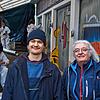 Anleitung: Künstler Timo Paris und Unternehmer Malco Messerli freuen sich über die engagierten Jugendlichen bei ihrem Projekt mechatronix.