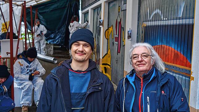 Anleitung: Künstler Timo Paris und Unternehmer Malco Messerli freuen sich über die engagierten Jugendlichen bei ihrem Projekt mechatronix.