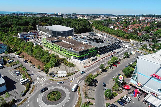 Rund 420 Stellplätze bietet das Parkhaus am Sportpark (grüne Streifen an der Fassade) direkt neben dem Sportbad. Wer hier schwimmen ...