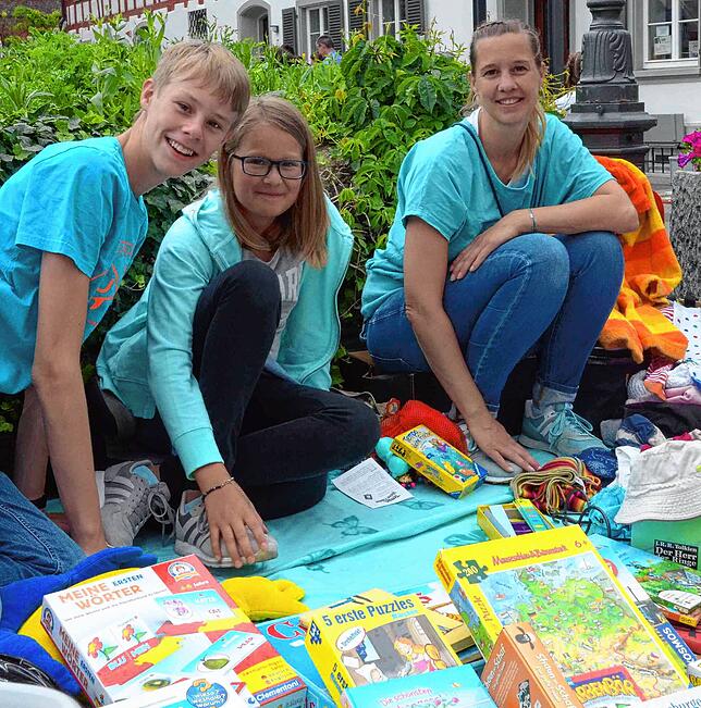 Beim Kinderflohmarkt in der Kirchgasse werden unter anderem Spiele und Spielsachen angeboten.