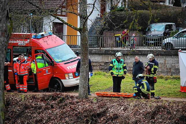 9. März: Polizei und Feuerwehr sind an diesem Donnerstagmittag im Einsatz an der Brigach. Dort wurde eine tote Person im Wasser gefunden.