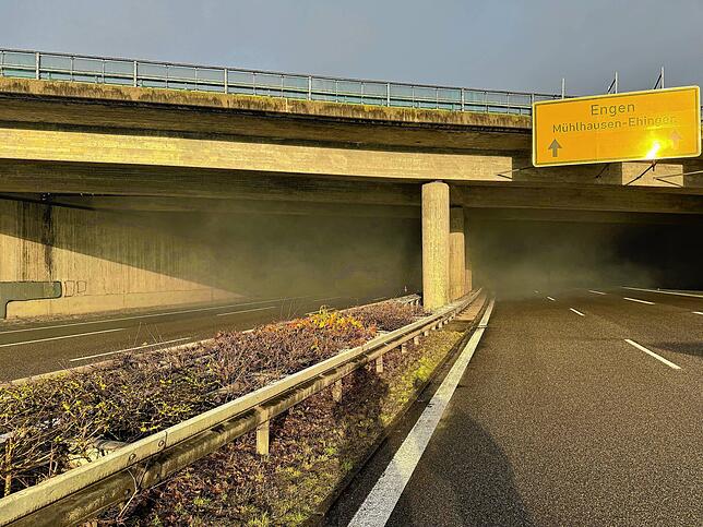Dichte Rauchschwaden zogen aus der Unterführung unter der Autobahn 81. Teilweise behinderten sie den Verkehr.