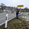 Valentin Popescu deutet auf die Stelle, wo der kürzlich erfolgte Unfall auf Höhe des Waldhuterhofs geschah. Dort befinden sich auch zwei ...