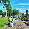 In Handarbeit und ohne den Einsatz von Herbiziden bringt die Grünpflegegruppe der St. Franziskuswerkstatt die Kieswege auf dem ...