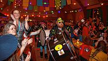 Ausgelassene Stimmung herrschte beim Zunftabend der Menzenschwander Geißentäler im Kurhaus. Bilder: Steffen Schmidt