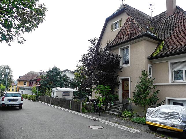 Dieses Haus muss abgerissen werden, damit die Schule erweitert werden kann. Die Bewohner sind inzwischen anderweitig untergekommen.