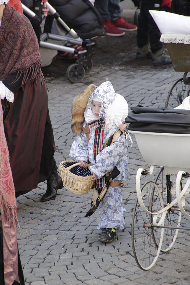 Bild 28: Bilder vom großen Kinderumzug von oben – Teil 1