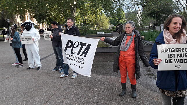 Vor dem Stuttgarter Schauspielhaus protestieren Tierschützer.