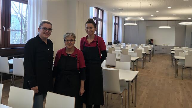 Freude über die Eröffnung: In der neuen Mensa der Hansjakobschule in Waldshut stehen (von links) Schulleiterin Michaela Ebi und die ...